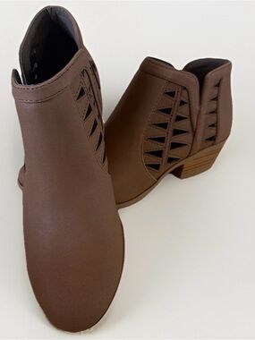 Soda Chance Brown Cutout Ankle Booties Size 7